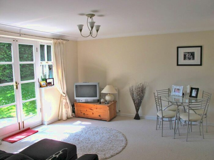 1 Bedroom Flat To Rent In High Road, London, E18