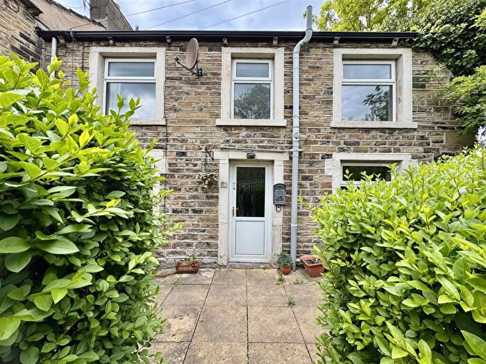 2 Bedroom Cottage For Sale In Almondbury Bank, Huddersfield, West Yorkshire, HD5