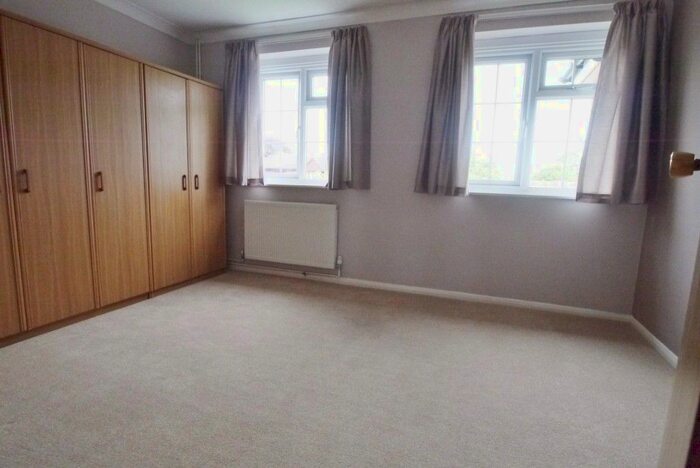1 Bedroom Flat To Rent In Abbotsbury Court, Horsham, West Sussex, RH13
