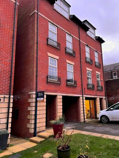 4 Bedroom Town House To Rent In Midhill Crescent, Sheffield S2