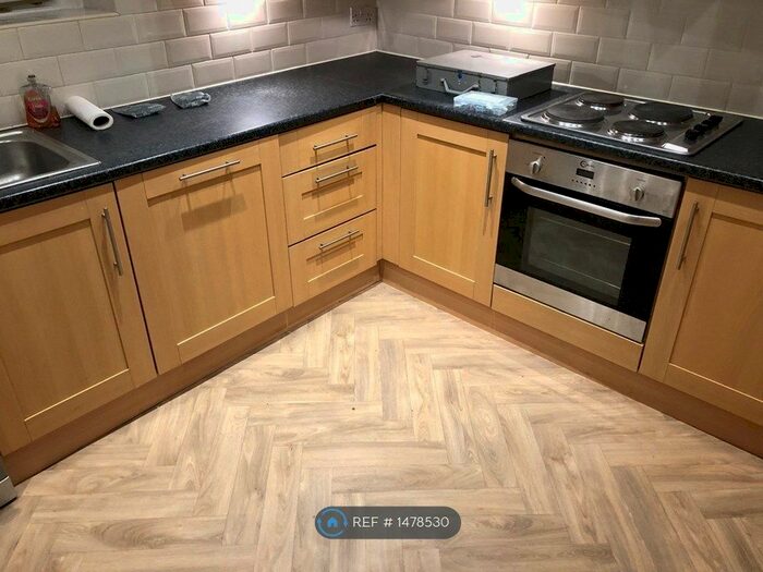 2 Bedroom Flat To Rent In Off Commercial Street, Leeds, LS26