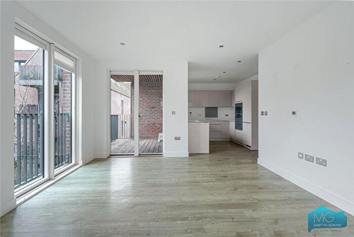 2 Bedroom Apartment For Sale In Olmstead Close, London, N10
