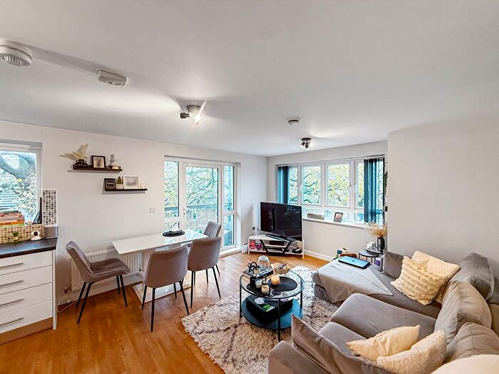 2 Bedroom Flat For Sale In Lockwood Court, Borehamwood, WD6