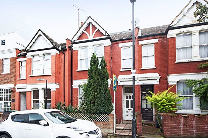 4 Bedroom Maisonette For Sale In Hermitage Road, Finsbury Park, London, N4