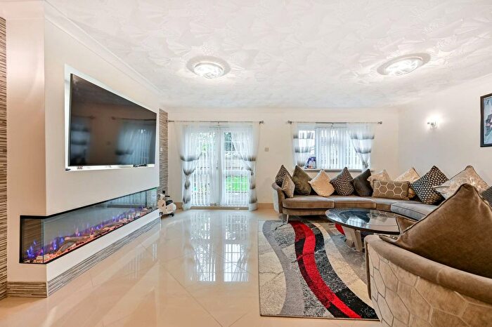 5 Bedroom Semi-detached House For Sale In Courtlands Avenue, Langley, Slough, SL3