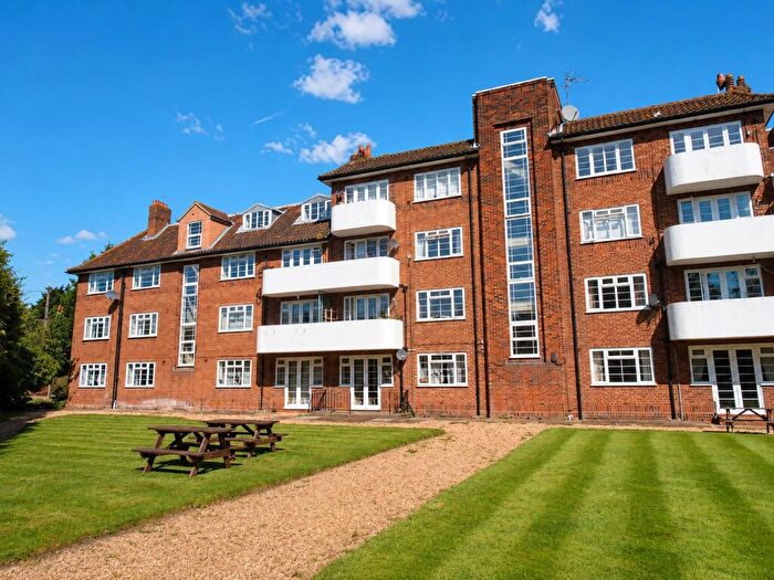 2 Bedroom Apartment To Rent In Eastway, Epsom, Surrey, KT19