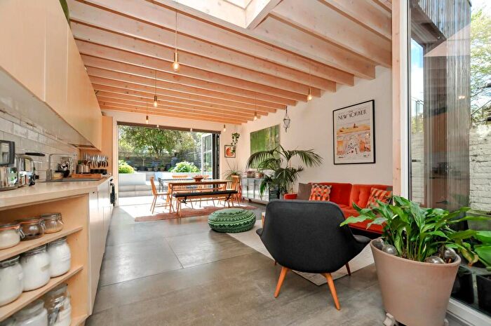 2 Bedroom Flat For Sale In Amhurst Road, N16