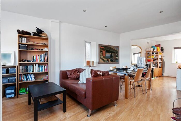 2 Bedroom Flat To Rent In Bassano Street, SE22