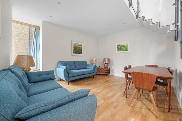 2 Bedroom Mews To Rent In Camden Mews, Camden, NW1