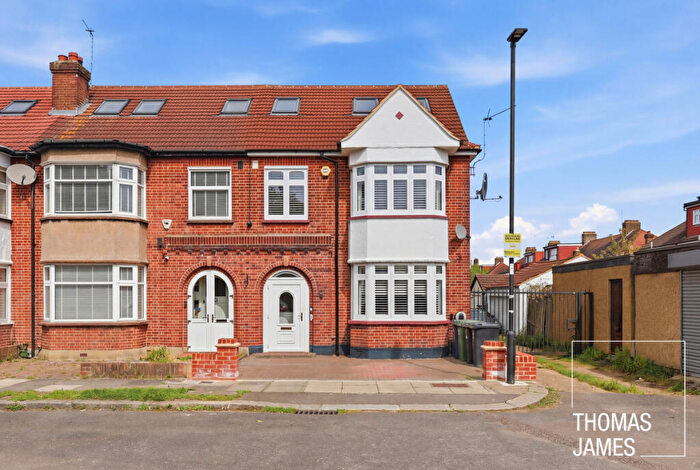 4 Bedroom End Of Terrace House For Sale In The Rowans, London, N13