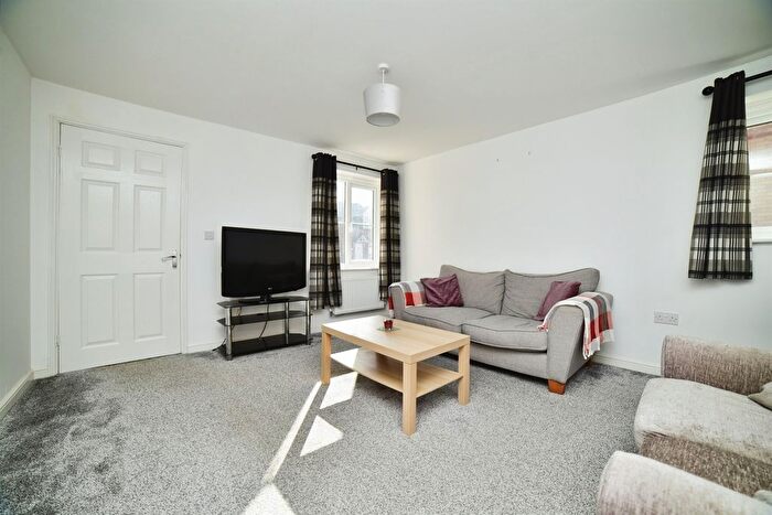 2 Bedroom Semi-Detached House For Sale In Manning Drive, Hull, HU6