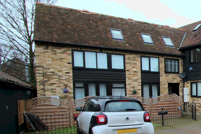 3 Bedroom Flat To Rent In Lawrence Road, Biggleswade, SG18