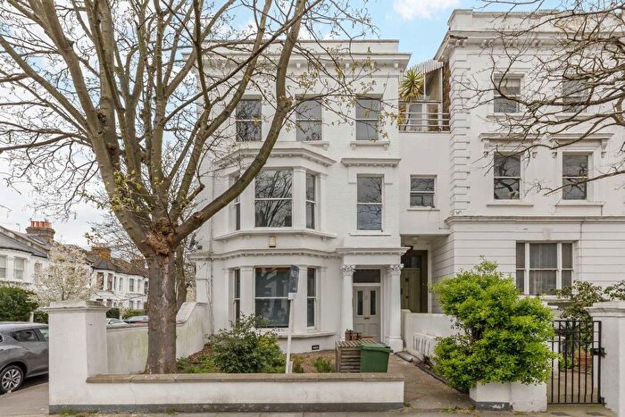 2 Bedroom Flat To Rent In Keith Grove, Shepherds Bush, W12