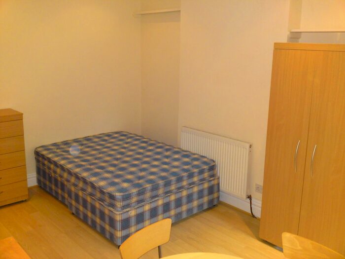 Studio To Rent In Sunny Gardens Road, London NW4