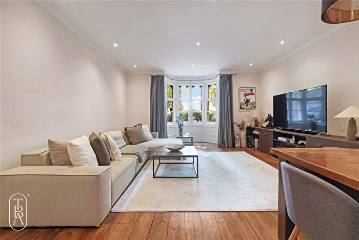 2 Bedroom Flat For Sale In Bethnal Green Road, London, E2