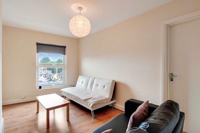 2 Bedroom Flat To Rent In Uxbridge Road, Shepherds Bush, London, W12