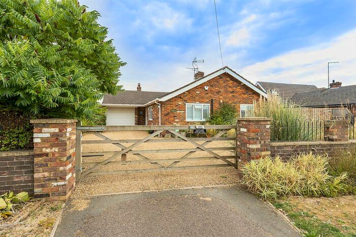 3 Bedroom Detached Bungalow For Sale In The Green, Peters Green, Hertfordshire, LU2