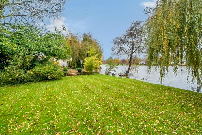 3 Bedroom Bungalow To Rent In Wargrave Road, Henley-On-Thames, Berkshire, RG9