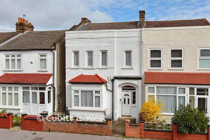 3 Bedroom Semi Detached House For Sale In Kynaston Road, Thornton Heath, Surrey, CR7