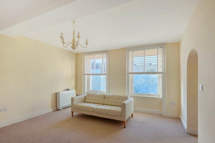 2 Bedroom Apartment To Rent In Newbury, Berkshire, RG14