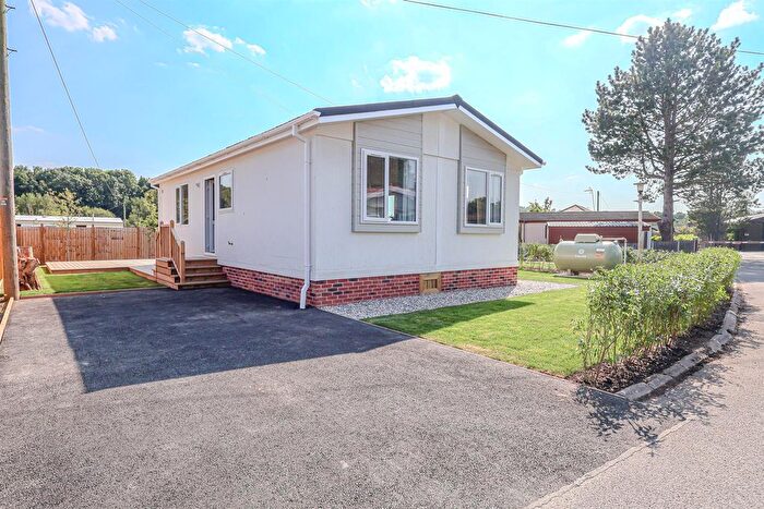 2 Bedroom Mobile/park Home For Sale In Moor Farm Park, Moor Lane, Calverton, Nottingham, NG14