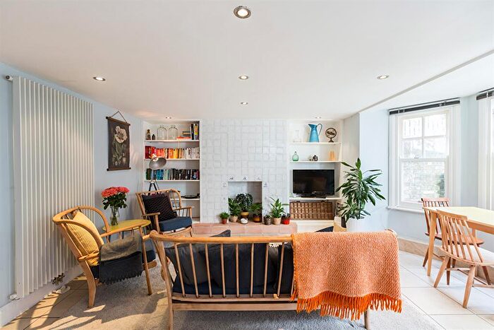 2 Bedroom Maisonette For Sale In Durley Road, London, N16