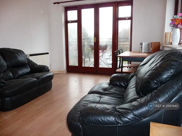 2 Bedroom Flat To Rent In Riverside House, Morden, SM4