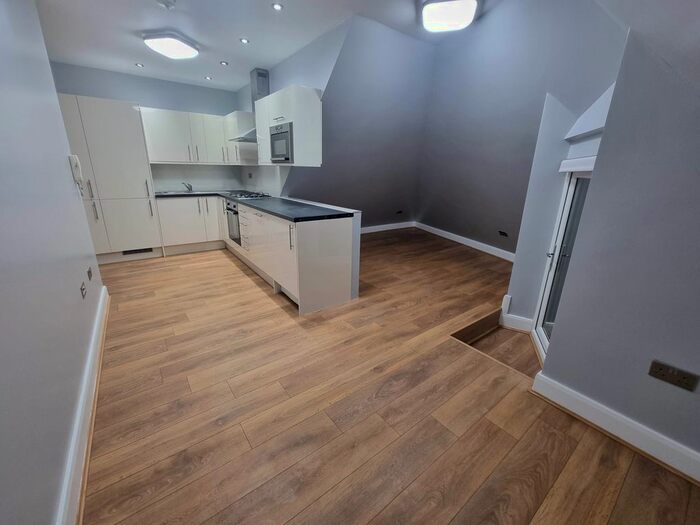 2 Bedroom Flat To Rent In Queens Avenue, London, N21
