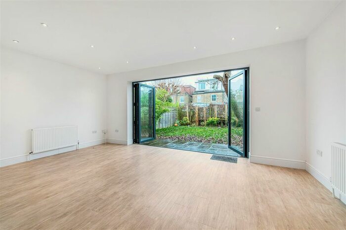 2 Bedroom Flat To Rent In Burlington Avenue, Kew, TW9