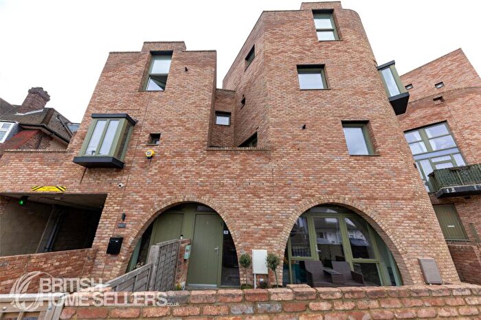 2 Bedroom Apartment For Sale In Edgewood Mews, London, N3