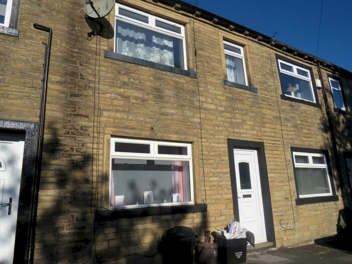 2 Bedroom House To Rent In Greens Square, Halifax, HX2