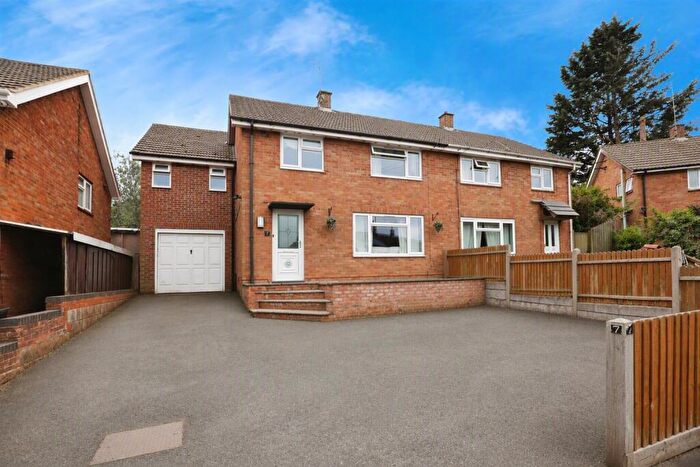4 Bedroom Semi-Detached House For Sale In Kenilworth Way, Banbury, OX16