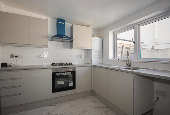 2 Bedroom Flat To Rent In Canterbury Street, Gillingham, Kent, ME7