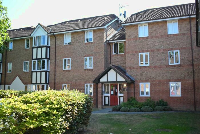 2 Bedroom Flat To Rent In Woodland Grove, Epping, CM16