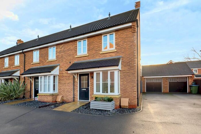 3 Bedroom End Of Terrace House For Sale In Calvert Green, Buckinghamshire, MK18