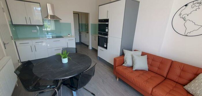 3 Bedroom Flat To Rent In Clifton Park Road, Bristol, BS8