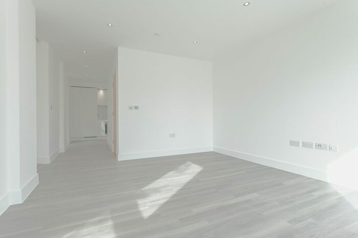 3 Bedroom Flat To Rent In Thames Road, London, E16