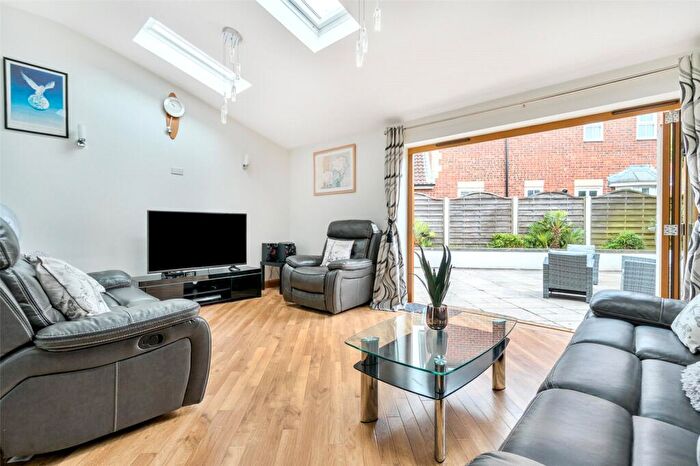 5 Bedroom Link Detached House For Sale In Embassy Close, Gillingham, Kent, ME7
