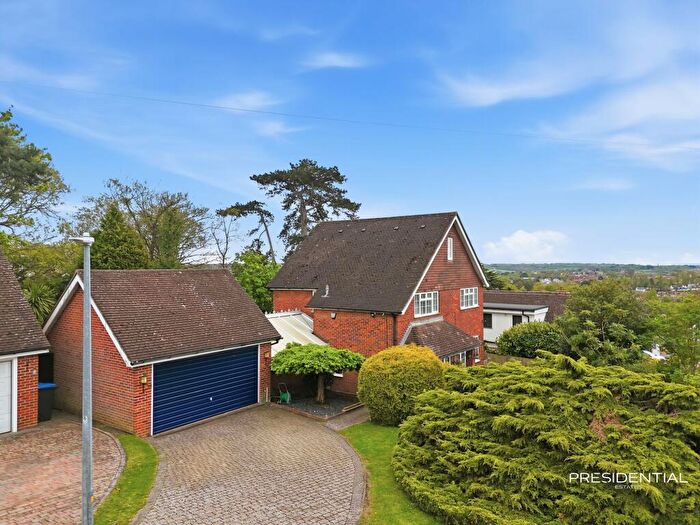 5 Bedroom Detached House For Sale In The Summit, Loughton, IG10