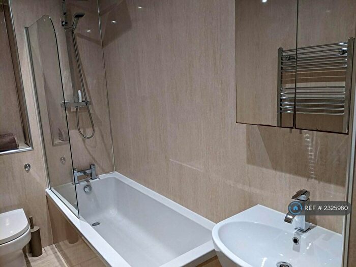 3 Bedroom Flat To Rent In Sinclair Place, Edinburgh, EH11