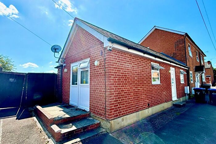 1 Bedroom Flat To Rent In Chapel Grove, Addlestone, Surrey, KT15