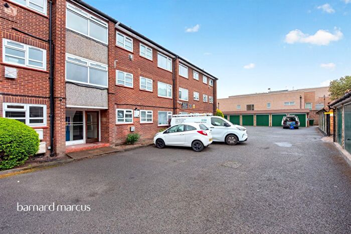 2 Bedroom Flat For Sale In Castle Way, Feltham, TW13