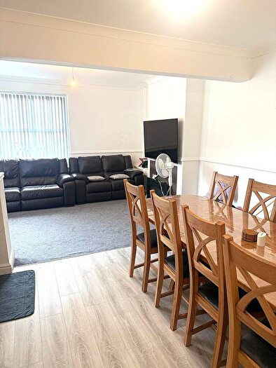 2 Bedroom Flat To Rent In Holmesdale Street, Grangetown, Cardiff, CF11