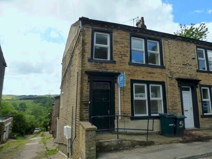 Houses to rent in Hill Top, Bradford