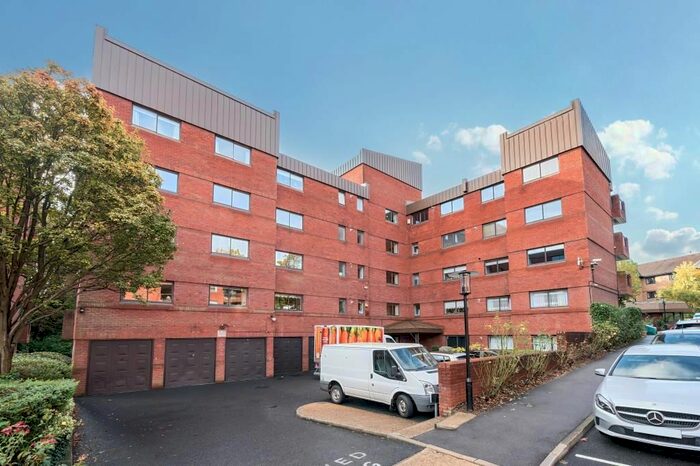 4 Bedroom Flat To Rent In Spencer Close, Finchley, N3