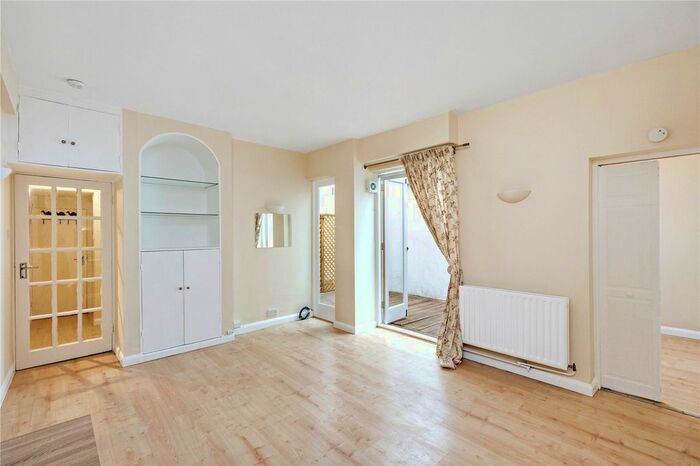 1 Bedroom Flat To Rent In St. Georges Square, Pimlico, London, SW1V
