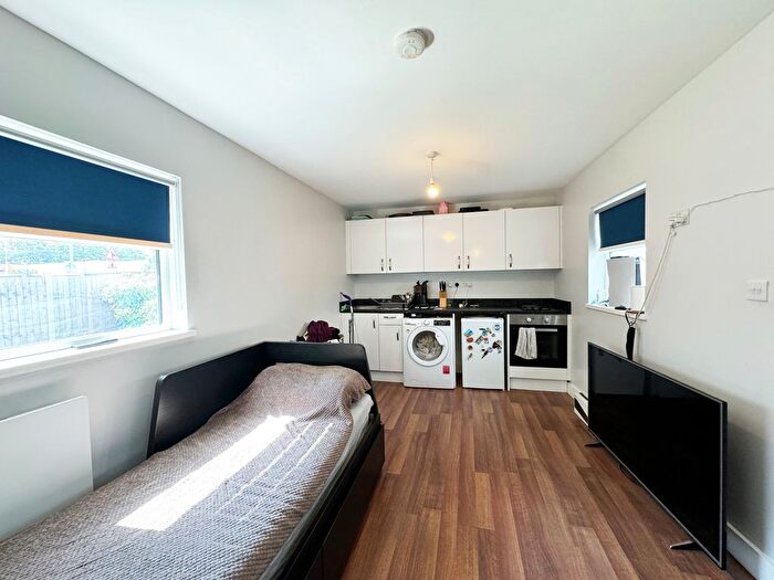 Studio To Rent In Woodville Gardens, London, NW11