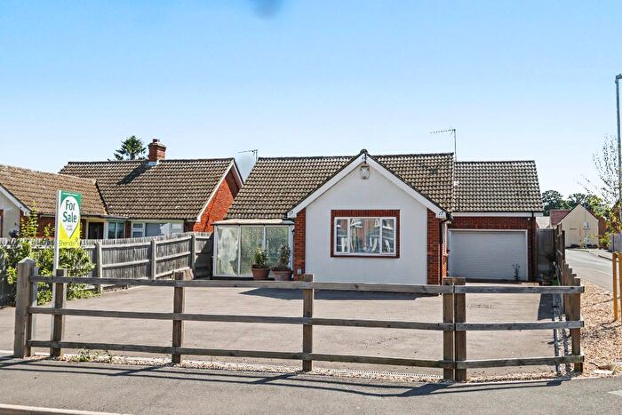 3 Bedroom Detached Bungalow For Sale In Ivel Road, Shefford, SG17