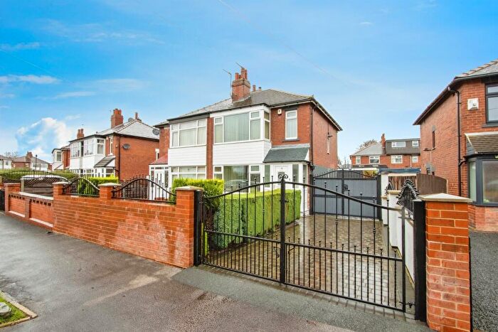 3 Bedroom Semi Detached House For Sale In The Oval, Leeds, LS14