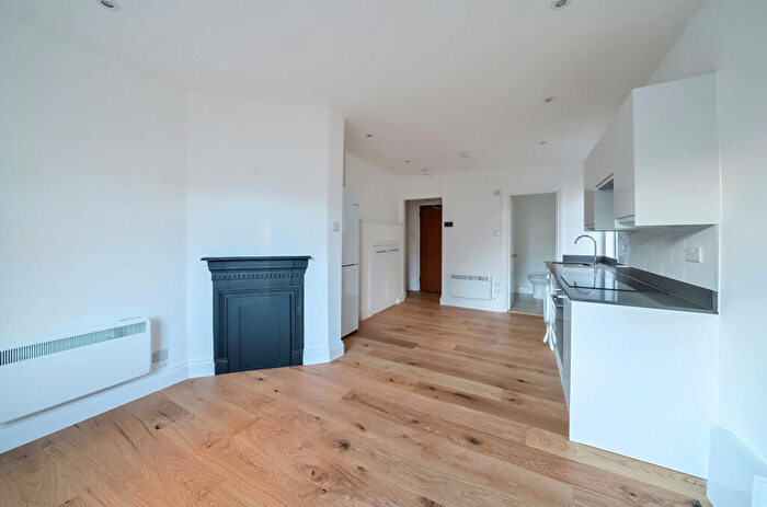 Apartment To Rent In Cricklewood Lane, Childs Hill, London, NW2
